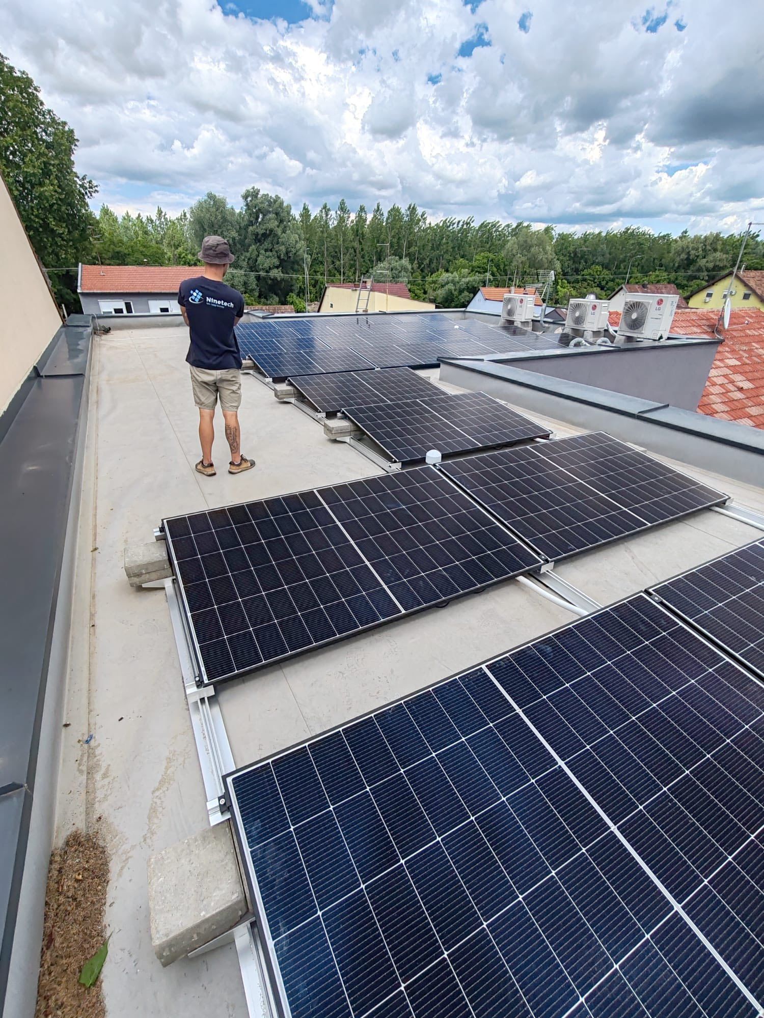 Ravni krov urbane vile u Osijeku sa solarnom elektranom 18 kWp
