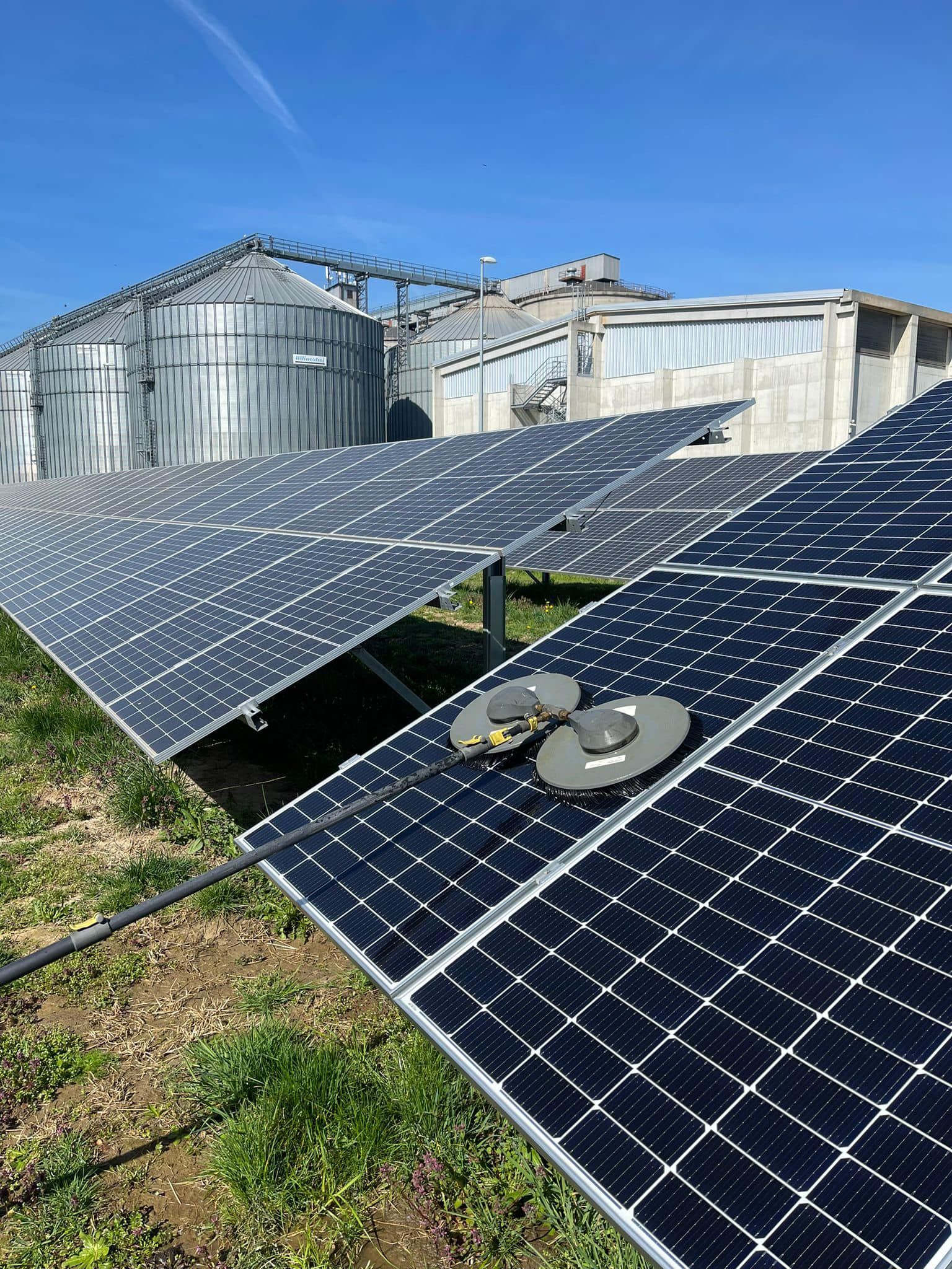 Solarna elektrana 616 kWp uz silose tvornice ulja u Čepinu tijekom pranja panela
