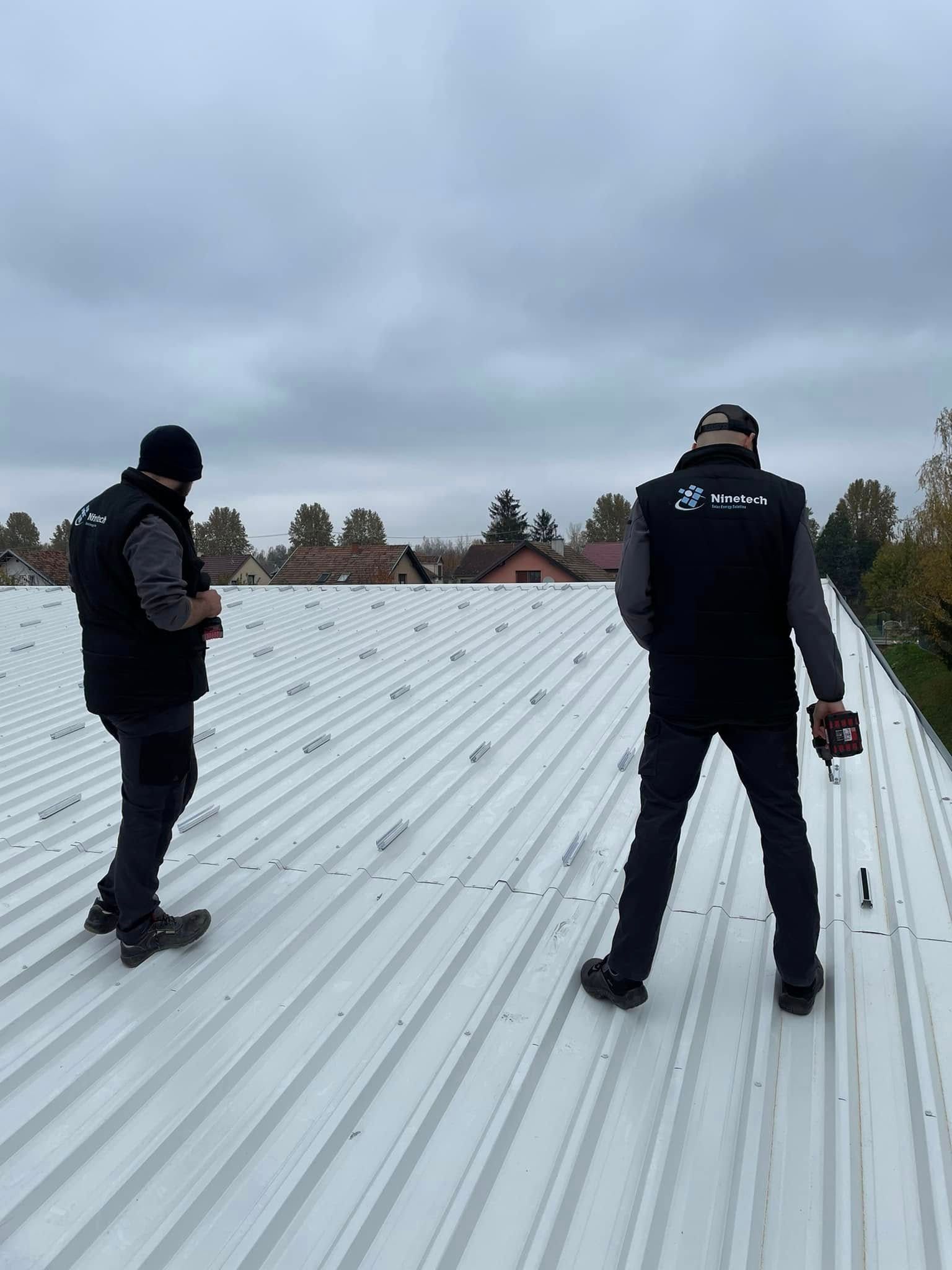 Ninetech ekipa na limenom krovu poslovnog objekta