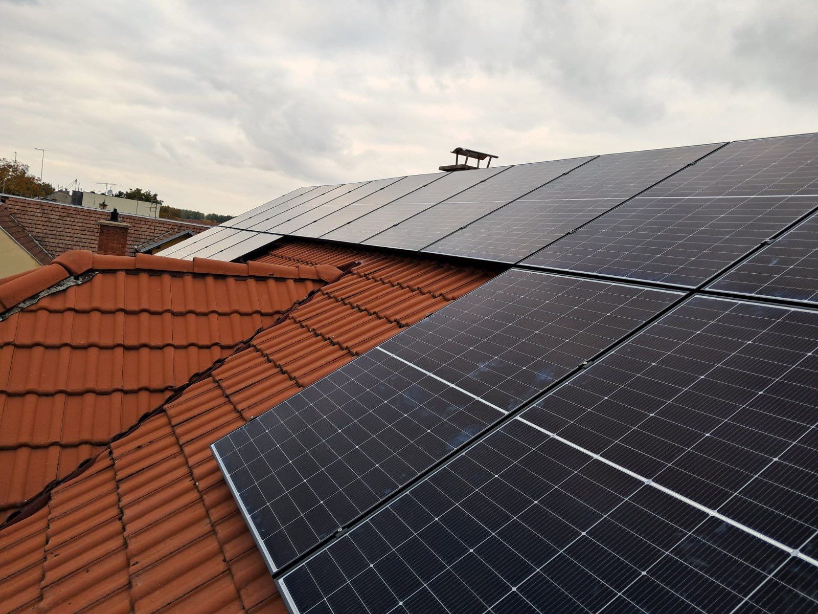 Solarni paneli Ninetech na krovu od crijepa obiteljske kuće u Osijeku